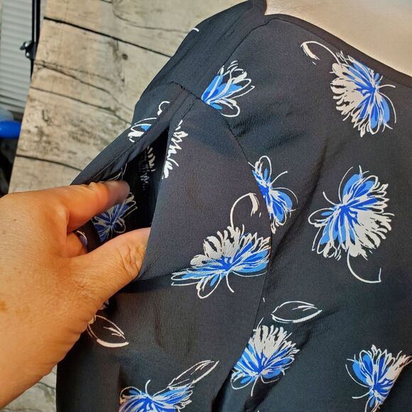 Liz Claiborne Career Woman Top  Black with Blue Flowers  Size Large - Picture 3 of 8